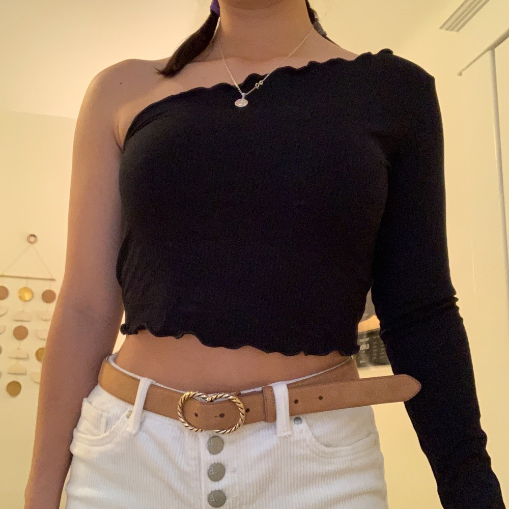 Super cute black one shoulder top 🌹🌹